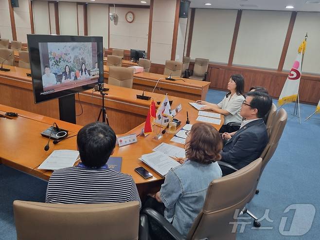 이순택 전북자치도 남원시 부시장(가운데)이 화상을 통해 중국 강서성 경덕진시와 ‘상생발전과 공동번영을 위한 우호교류의향서’를 체결하고 있다.(남원시 제공)/뉴스1