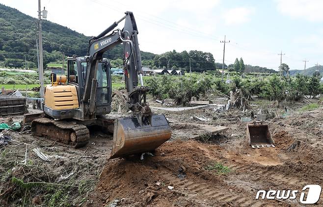 19일 오전 괴산댐 월류로 수해를 입은 충북 괴산군 불정면 달천 인근 과수농가에서 중장비를 동원한 수해복구작업이 진행되고 있다. 2023.7.19/뉴스1 ⓒ News1 구윤성 기자