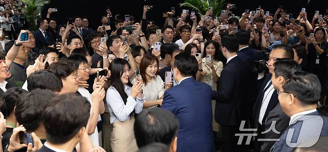 윤석열 대통령이 19일 경기도 성남시 HD현대 글로벌R&D센터에서 열린 2024년 저출산고령사회위원회 회의 뒤 HD현대 직원들과 인사하고 있다. (대통령실 제공) 2024.6.19/뉴스1 ⓒ News1 송원영 기자