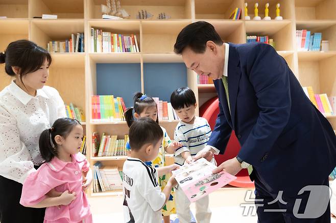 윤석열 대통령이 19일 경기 성남 HD현대 직장어린이집을 방문, 어린이들과 함께 책을 보고 있다. (대통령실 제공) 2024.6.19/뉴스1 ⓒ News1 송원영 기자