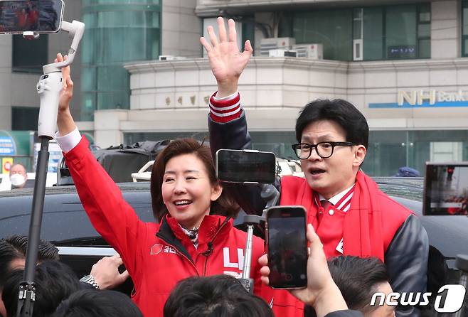 한동훈 전 국민의힘 비상대책위원장(오른쪽)과 나경원 의원 ⓒ News1 김민지 기자