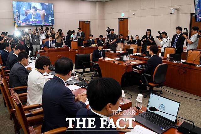 더불어민주당이 정부와 여당을 압박하기 위해 입법청문회를 적극 활용하고 있다. 지난 14일 열린 법사위 전체회의를 주재하는 정청래 법사위원장. /배정한 기자