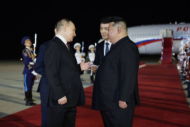 블라디미르 푸틴 러시아 대통령(왼쪽)과 김정은 북한 국무위원장이 19일 새벽 평양 순안 공항에서 만나 이야기를 나누고 있다. /러시아 대통령 공보실 제공