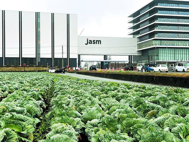 지난 2월 일본 구마모토현 기쿠요마치 소재 대만 TSMC 신(新)공장 전경. 세계 최대 반도체 위탁 생산(파운드리) 업체인 TSMC와 일본 소니·덴소의 합작 법인 ‘JASM’의 사명이 보인다. 원래 양배추 밭이었던 축구장 29개 크기 부지에 공장이 들어섰는데, 정문 앞 일부 부지는 여전히 양배추 밭으로 남아 있다. 일본·대만의 반도체 동맹을 상징하는 이 공장은 올해 말부터 본격적인 양산에 들어간다./성호철 도쿄 특파원