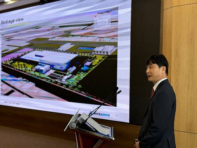 정성훈 진로소주 베트남 법인장이 지난 10일 베트남 타이빈성 그린아이파크공단 홍보관에서 베트남 소주 공장에 대해 발표하고 있다. /양범수 기자