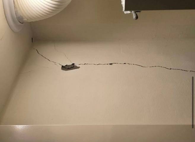 경기 성남 수정구 신흥동 산성역 포레스티아 단지 내부 실외기 실에 벽면에 균열이 생긴 사진. /독자 제공