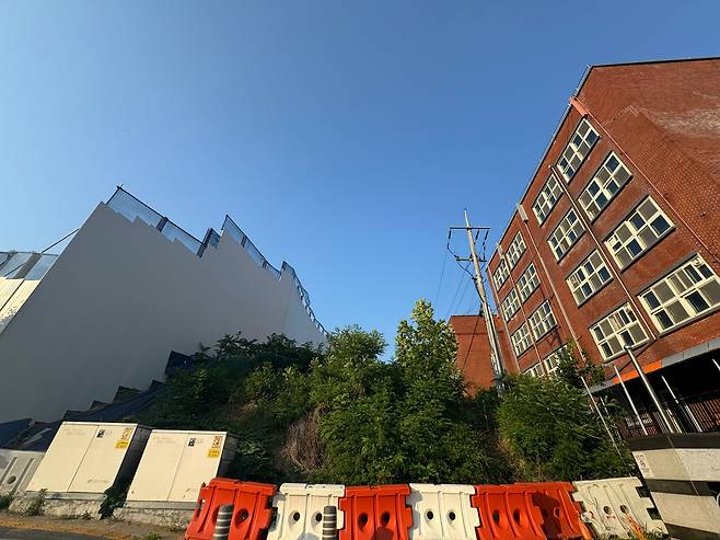 지난 18일 오후 경기 성남 수정구 신흥동 성남여자중학교(오른쪽) 옆에 들어서는 복정2지구 공공주택을 짓기 위해 펜스가 설치돼있다. /박지윤 기자