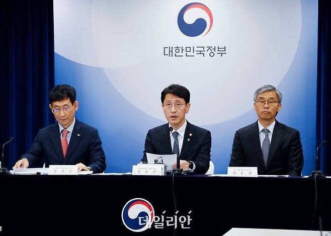 김윤상 기재부 2차관이 2023년 공공기관 경영실적 평가결과 브리핑을 하고 있다. ⓒ기획재정부