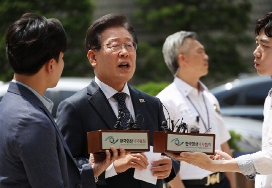 이재명 더불어민주당 대표가 지난 14일 서울 서초동 서울중앙지법에서 열리는 공직선거법 관련 재판에 출석하기에 앞서 취재진 앞에서 입장을 밝히고 있다. 이 대표는 당시 "검찰의 애완견처럼 주는 정보를 받아서 열심히 왜곡 조작하고 있다"고 언론에 대해 강한 불만을 표했다. <연합뉴스>