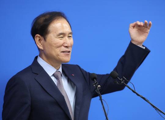 김동섭 한국석유공사 사장이 19일 오후 정부세종청사 산업통상자원부 기자실에서 동해 심해 가스전 개발 현안과 관련해 브리핑을 하고 있다. [연합뉴스]