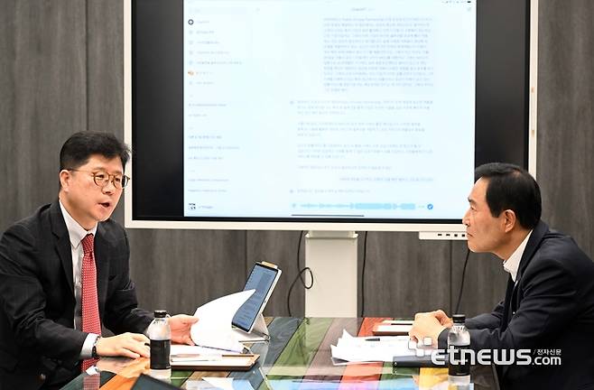 더존비즈온-서울디지털재단 인공지능(AI) 좌담회가 지난 18일 서울 중구 더존을지타워에서 열렸다. 지용구 더존비즈온 부사장과 강요식 서울디지털재단 이사장이 대담하고 있다. 김민수기자 mskim@etnews.com