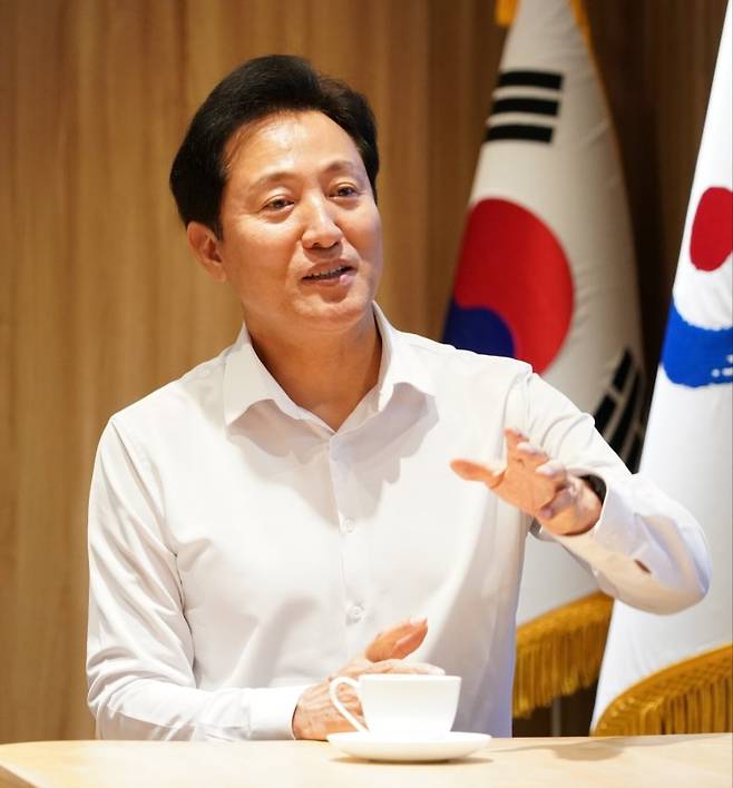 오세훈 서울시장이 지난 18일 서울시청 집무실에서 본지와 만남을 갖고 혁신 시정을 설명하고 있다. 오 시장은 미래서울의 도시경쟁력 강화를 위해 서울 대개조를 추진 중이다. 서울시 제공