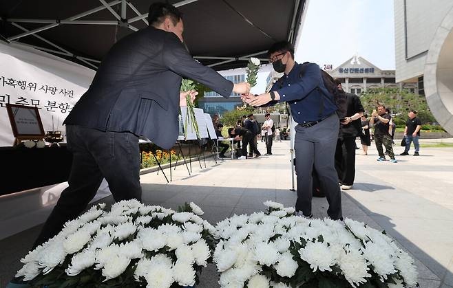 용산역 광장에 마련된 육군 12사단 박 훈련병 시민 추모 분향소를 찾은 시민이 헌화하고 있다. 신소영 기자