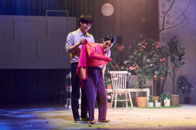 극단 공연배달서비스 간단의 신작 연극 '꽃, 별이 지나'. 공연배달서비스 간다 제공