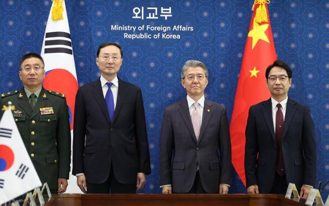 김홍균 외교부 1차관과 쑨웨이둥 중국 외교부 부부장 등이 18일 서울 종로구 외교부에서 열린 한·중 외교안보대화에 앞서 기념촬영을 하고 있다. 왼쪽부터 장바오췬 중국 중앙 군사위 국제군사협력판공실 부주임, 쑨웨이둥 중국 외교부 부부장, 김홍균 1차관, 이승범 국방부 국제정책관. 뉴시스