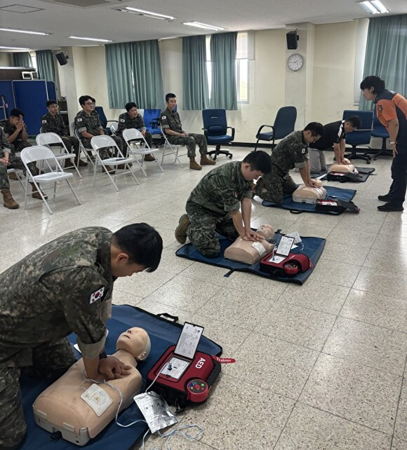 지난 17일 캠프 험프리스 내 군부대에 방문하여 ‘찾아가는 심폐소생술 교육’을 하고 있다. [사진=평택소방서]