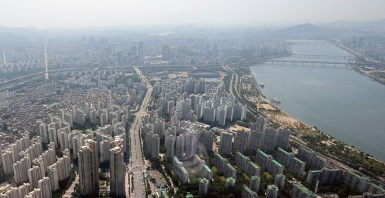 서울스카이 전망대에서 서울 송파구 잠실동과 강남구 일대 아파트 단지가 보이고 있다. 서울시는 지난 13일 ‘국제교류복합지구’ 인근 4개동(송파구 잠실동, 강남구 삼성·청담·대치동)에 대한 토지거래허가구역 적용이 1년 더 연장했다. 재건축·재개발이 이뤄지지 않는 일반 아파트마저 사고팔 때 허가를 받도록 하는 게 맞느냐는 불만이 나오고 있지만, 서울시는 “부동산 시장과열 방지 위해 불가피한 조치”라는 입장이다. 2024.6.13/뉴스1