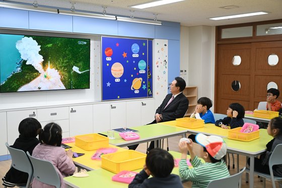 윤석열 대통령이 3월29일 늘봄학교를 운영 중인 경기도 화성시 아인초등학교를 방문해 일일 특별강사로 이 학교 1학년 학생들에게 우주와 로켓 관련된 책을 읽어주고, 로켓 날리기 활동을 지도하고 있다. 대통령실 제공