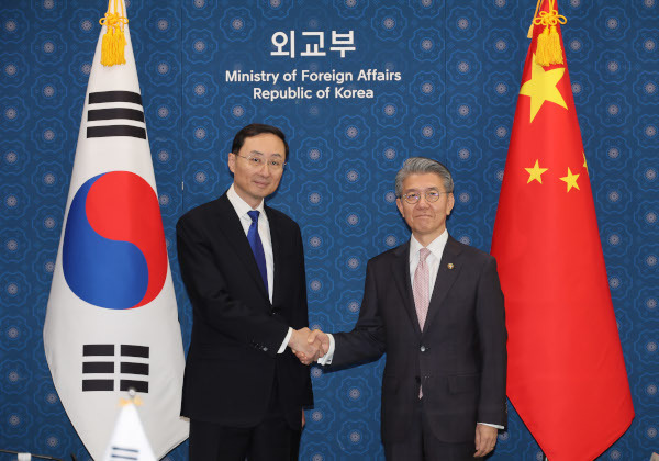 18일 서울 종로구 외교부에서 열린 ‘한중 외교안보대화’에서 양측 수석대표인 김홍균 외교부 제1차관(오른쪽)과 쑨웨이둥 중국 외교부 부부장이 악수하고 있다. 연합뉴스