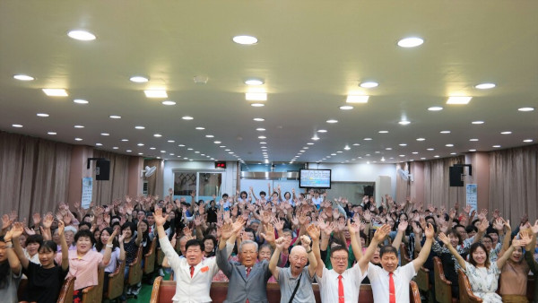 최근 양무리순복음교회에서 열린 치유 집회에서 성도들을 찍은 단체 사진. 양무리순복음교회 제공