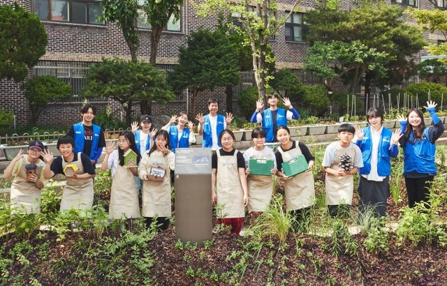 현대글로비스 임직원들이 서울 노원구 상원초 학생들과 도심 생태숲을 조성하고 기념촬영을 하고 있다. 현대글로비스 제공