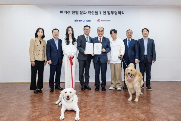 (왼쪽부터) 현대자동차 국내마케팅실장 서영옥 상무, 현대자동차 대구경북지역본부장 이준택 상무, 가수 경리, 현대자동차 국내사업본부장 정유석 부사장, 경북대학교 홍원화 총장, 개그맨 박성광, 경북대학교 수의과대학 곽동미 학장, 경북대학교 동물병원 권영삼 병원장이 기념 촬영을 하는 모습 [사진제공=현대차]