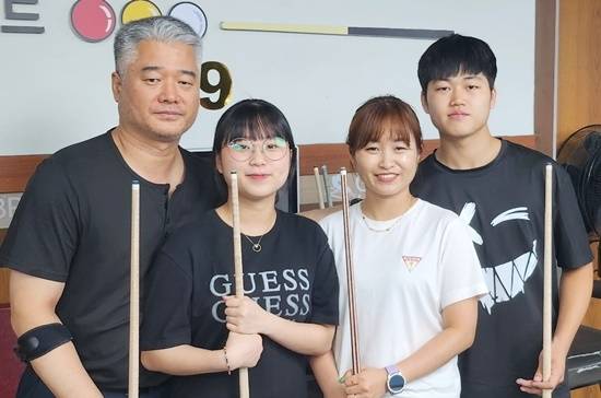 “우리는 당구가족” 아빠 엄마 딸 아들, 일가족 4명이 당구선수인 ‘김재운 선수 가족’이 함께 포즈를 취하고 있다. 당구브랜드 휴브리스는 가족의 당구에 대한 열정을 높이 사 후원하기로 했다. (왼쪽부터) 아빠 김재운, 딸 보경, 엄마 정경옥, 아들 준상. (사진=휴브리스)