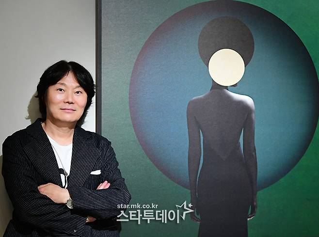 미술과 사진을 접목시킨 미술사진 전시회 ‘기억의 행렬’을 연 서대호 작가. 사진ㅣ강영국 기자