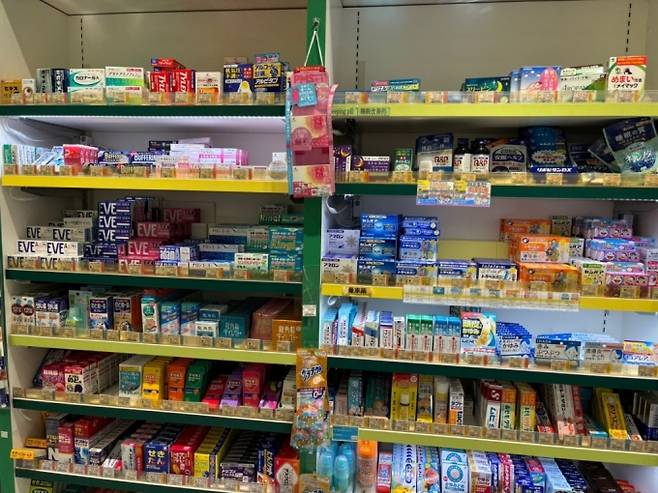 일본 도쿄 시내 한 편의점에 진통제, 해열제 다양한 상비약 품목들이 진열돼있다. /사진=하수민기자