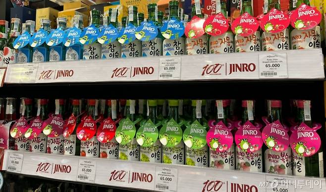 베트남 하노이 호안끼엠구의 후지마트에서 판매되고 있는 하이트진로의 소주./사진=유예림 기자