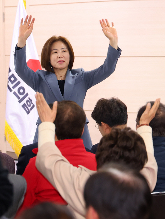 12일 오전 부산 수영구 국민의힘 부산시당에서 열린 제22대 국회의원선거 국민의힘 부산 선대위 해단식에서 김미애 해운대구을 당선인이 인사하고 있다. 연합뉴스