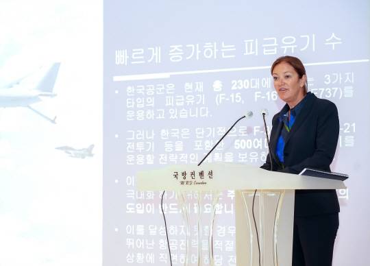 에어버스 DS 샹탈 욘셔 수석부사장이  19일 오후 서울 용산 국방컨벤션에서 A330 MRTT 공중급유기 관련 브리핑을 하고 있다.미디어 브리핑 샹탈 욘셔 수석부사장 . 에어버스 제공