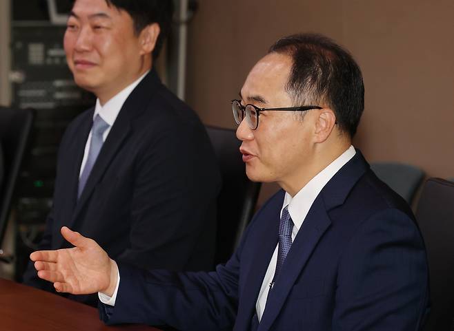 이원석 검찰총장이 19일 오전 서울 중구 서울지방고용노동청 내 회의실에서 열린 노동부와 검찰청의 임금체불, 산업재해 등 협력 강화를 위한 간담회에 참석, 이정식 고용노동부 장관과 대화를 나누고 있다. [연합]