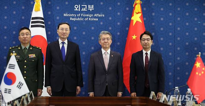 [서울=뉴시스] 김명원 기자 = 김홍균 외교부 1차관과 쓘웨이둥 중국 외교부 부부장이 18일 서울 종로구 외교부에서 열린 한·중 외교안보대화에 앞서 기념촬영을 하고 있다. 장바오췬 중국 중앙 군사위 국제군사협력판공실 부주임, 쑨웨이둥 중국 외교부 부부장, 김홍균 1차관, 이승범 국방부 국제정책관. 2024.06.18. kmx1105@newsis.com