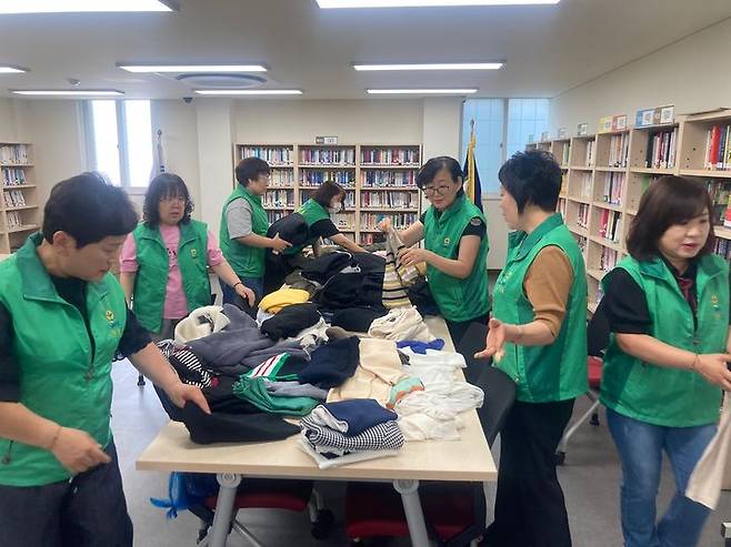 [대구=뉴시스] 대구 칠곡중학교는 '세계 환경의 날'을 기념해 헌 옷 모으기 캠페인을 진행했다. (사진=대구시 서구 제공) 2024.06.19. photo@newsis.com *재판매 및 DB 금지