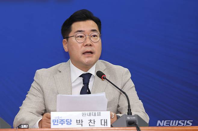 [서울=뉴시스] 권창회 기자 = 박찬대 더불어민주당 원내대표가 19일 오전 서울 여의도 국회에서 열린 최고위원회의에서 발언하고 있다. 2024.06.19. kch0523@newsis.com