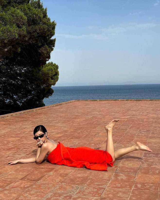 자크뮈스 쇼 전날 빨간 수건을 두르고 등장한 제니. 제니 인스타그램