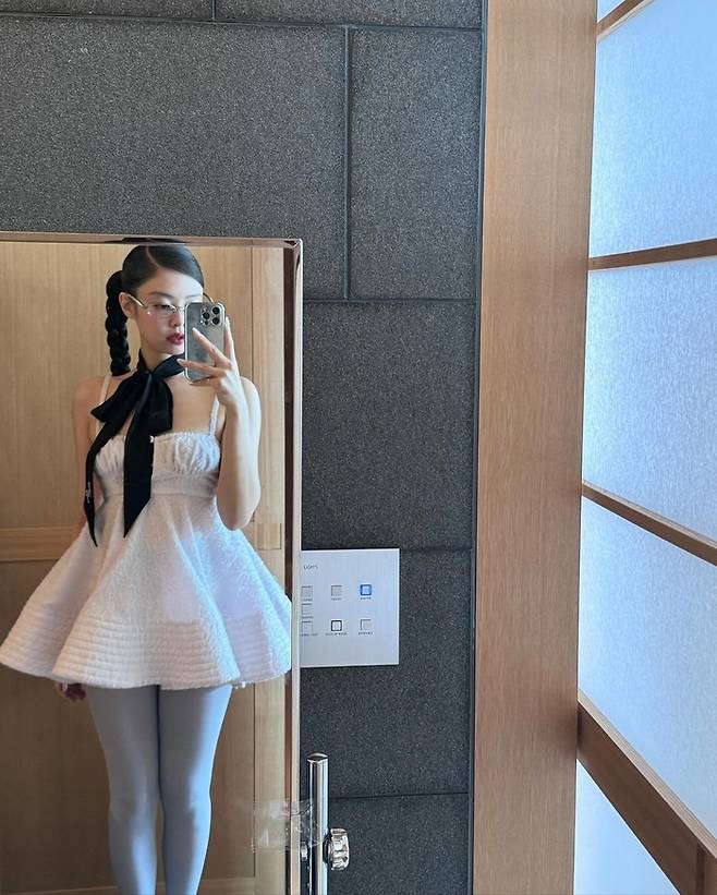일본 젠틀몬스터 팝업 스토어 행사에서 자신만의 긱시크스타일을 선보인 제니. 인스타그램 캡처
