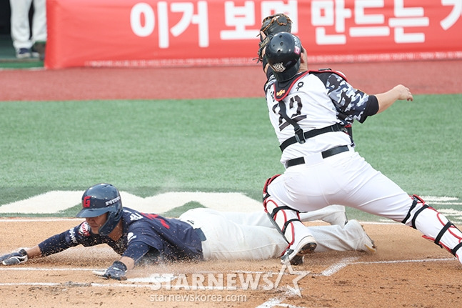 [포토] 손호영 '깔았다 부산갈매기'