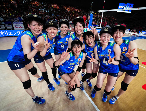 FIVB 2024 VNL 에 출전한 일본 여자배구대포팀 선수들 새로운 유니폼 착용.(사진출처=FIVB)