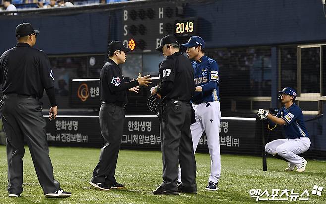 강인권 NC 감독이 18일 잠실구장에서 열린 '2024 신한 SOL Bank KBO 리그' 두산과 주중 3연전 첫 번째 경기 도중 심판진에 어필하고 있다. 엑스포츠뉴스 DB