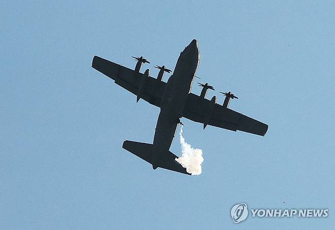 사격하는 '하늘의 전함' AC-130J (태백=연합뉴스) 홍기원 기자 = '하늘의 전함'으로 불리는 미국의 최신예 특수전 항공기 AC-130J '고스트라이더'가 18일 강원도 태백시 필승사격장에서 실사격 훈련을 하고 있다. 2024.6.18 xanadu@yna.co.kr