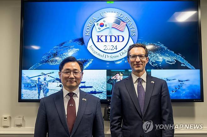 제24차 한미통합국방협의체 회의 2024년 4월 11일(현지시간) 미국 워싱턴DC에서 개최된 제24차 한미통합국방협의체(KIDD) 회의에서 조창래 대한민국 국방부 국방정책실장과 일라이 래트너 미합중국 국방부 인태안보차관보가 기념 촬영하고 있다. [국방부 제공. 재판매 및 DB 금지]