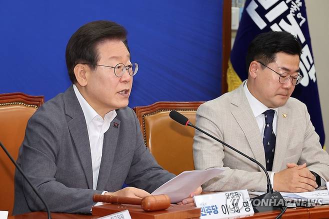 발언하는 민주당 이재명 대표 (서울=연합뉴스) 김주성 기자 = 더불어민주당 이재명 대표가 19일 오전 서울 여의도 국회에서 열린 최고위원회에서 발언하고 있다. 2024.6.19 utzza@yna.co.kr