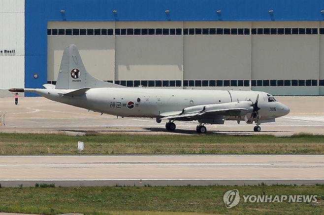 해군 해상초계기 P-3 (포항=연합뉴스) 손대성 기자 = 19일 경북 포항공항에서 해군 해상초계기인 P-3가 이동하고 있다. 2024.6.19 sds123@yna.co.kr