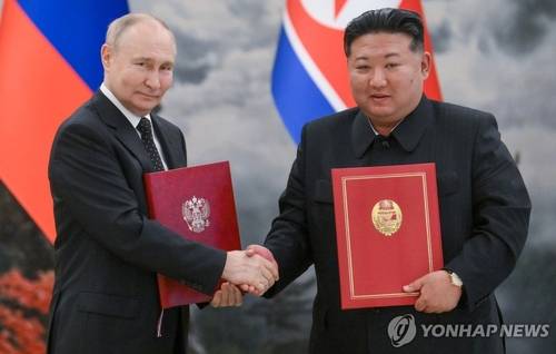 손 잡은 김정은 북한 국무위원장과 푸틴 러시아 대통령 [타스=연합뉴스]