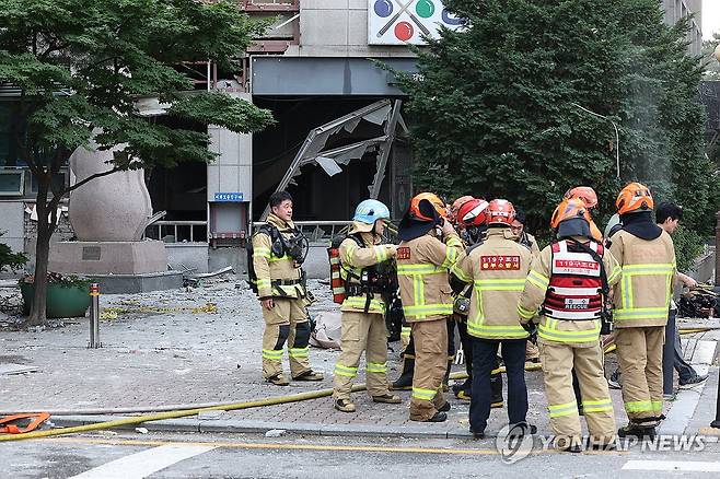 목동 아파트 지하서 오전에 화재 발생…오후까지 진화 중 (서울=연합뉴스) 김성민 기자 = 19일 서울 양천구 목동에 있는 23층짜리 아파트 지하 주차장에서 오전 8시께 화재가 발생해 소방당국이 9시간 넘게 진화 작업에 나선 가운데 소방관들이 오후 5시 40분께 인근 도로에서 진화 방법 등을 논의하고 있다.  2024.6.19 ksm7976@yna.co.kr