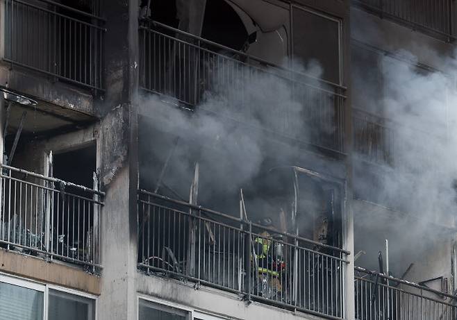 20일 오후 서울 강남구 역삼동 한 아파트 10층에서 화재가 발생해 소방대원들이 진화작업을 하고 있다. (사진=연합뉴스)