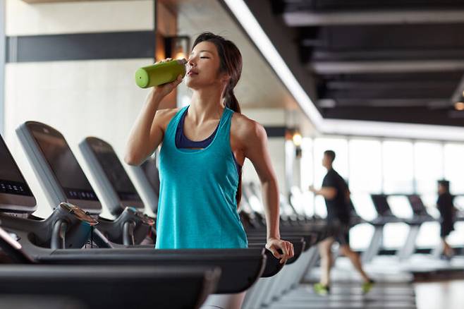 어디서부터 시작된 말인지는 모르지만 다이어트할 때 수분을 많이 섭취하는 게 중요하다는 이야기는 다들 한 번쯤 들어봤다. [사진=게티이미지뱅크]