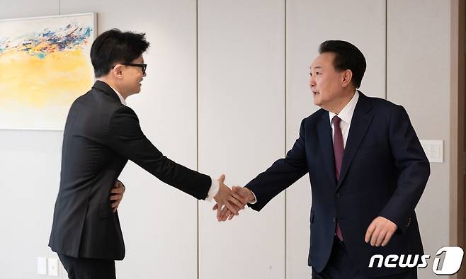 윤석열 대통령이 용산 대통령실 청사에서 열린 국민의힘 지도부와의 오찬에서 한동훈 전 국민의힘 비대위원장과 악수를 나누고 있다. (대통령실 제공) 2024.1.29/뉴스1 ⓒ News1 오대일 기자